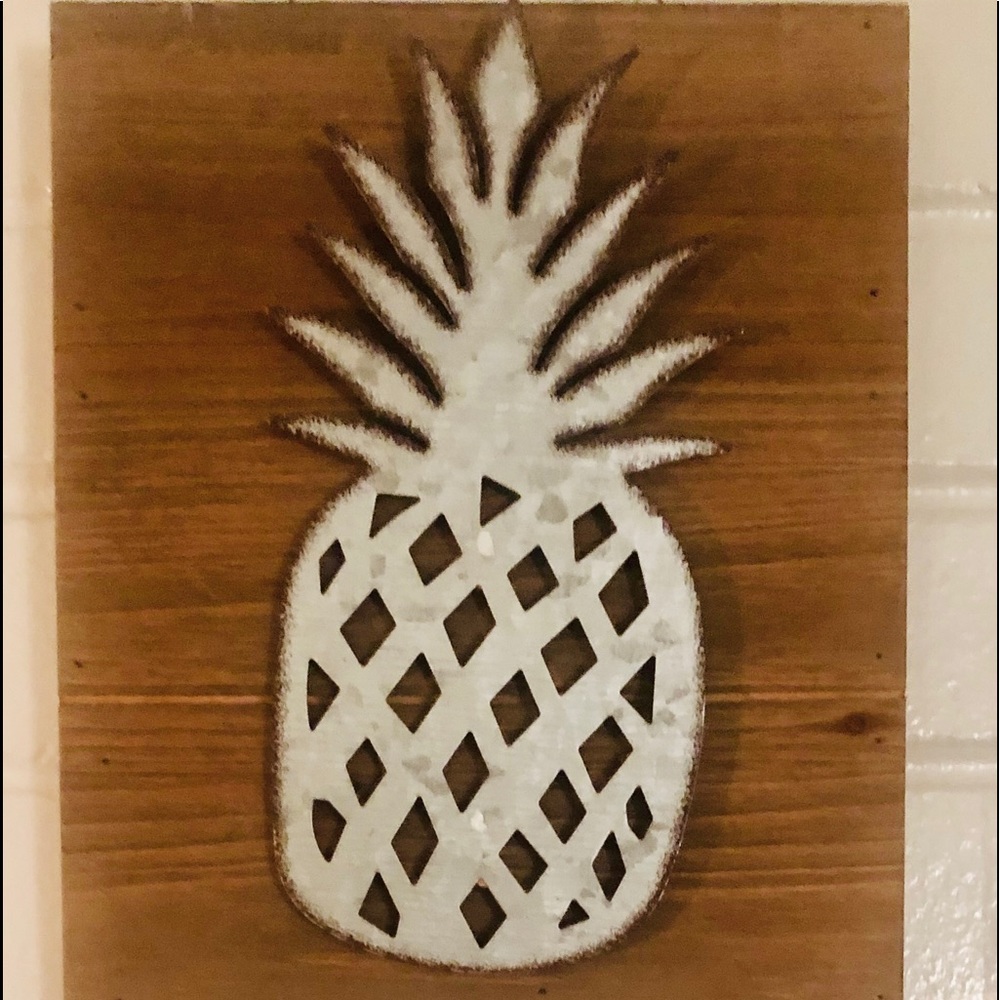 Metal pineapple design on wooden back w/ 2 hooks